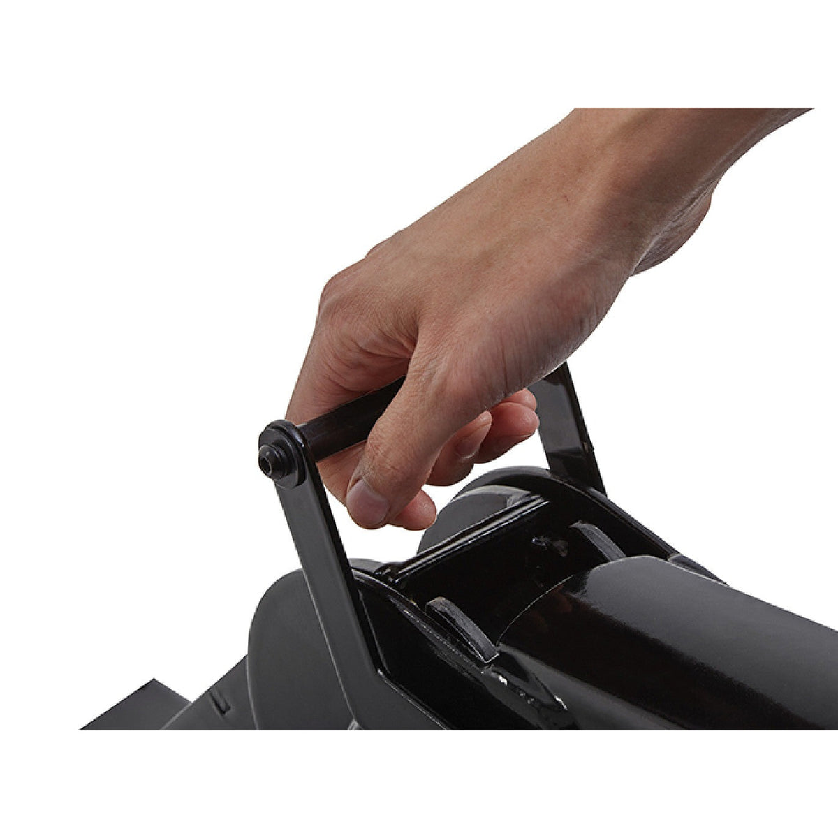 Hand turning the SpeedKnob to tighten the rack